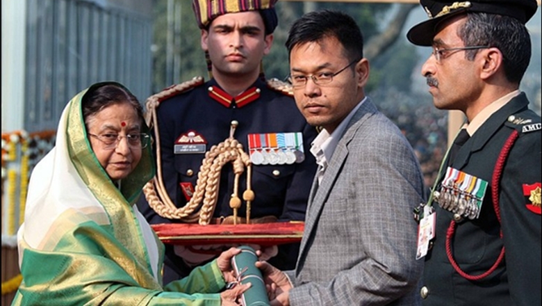 The martyr's brother Prof L Boeing School receiving the Ashoka Chakra from  President on Republic Day, 2011 